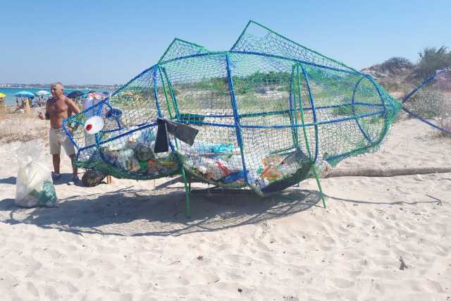 Bari, lungo la costa arrivano i "pesci mangiaplastica"